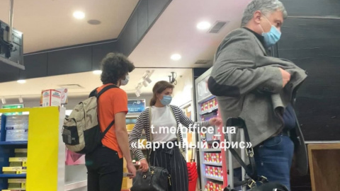 Петро Порошенко з дружиною Мариною Порошенко і сином в duty free аеропорту міста Гуаякіль. Фото: telegram-канал Картковий офіс