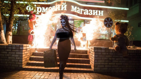 Пылающий магазин Roshen с активисткой Femen. Фото: Femen