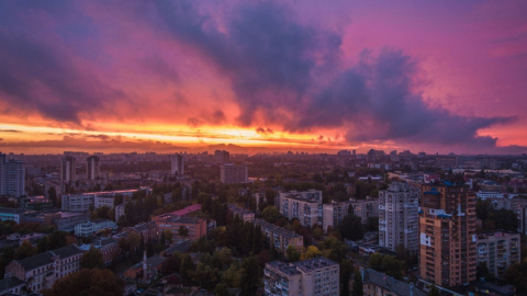 Невероятная цветовая палитра киевского заката. Фото: facebook.com/Kudymets