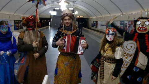 Участники вертепа надевают яркие костюмы. Facebook/halyna lystvak