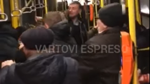 Драка в киевском троллейбусе. Скриншот: facebook/vartovi.espreso
