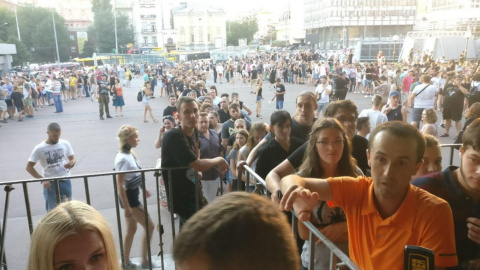 Люди не могут попасть на концерт Мэрлина Мэнсона. Фото: vgorode.ua