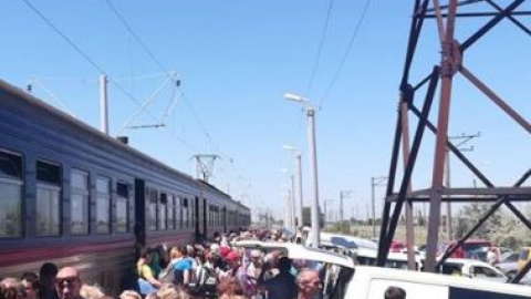 Более ста отдыхающих стоят возле поезда, пытаясь пробиться вперед, чтобы поехать отдохнуть на море. Фото: zp.depo.ua