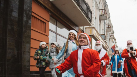Деды Морозы и Снегурочки приветствовали жителей города с наступающими праздниками. Фото: vezha.vn.ua