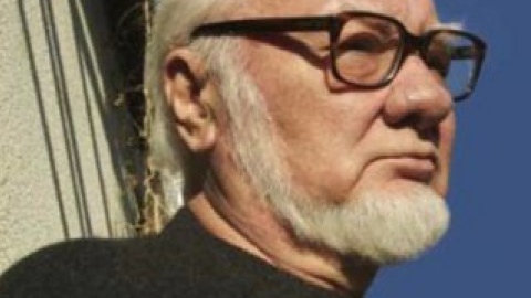В настоящее время писатель, которому 77 лет, продолжает жить во Франции.