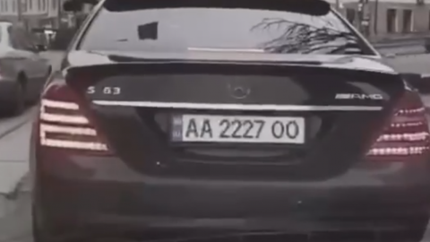 Автомобіль з рамкою-перевертнем. Скріншот відео