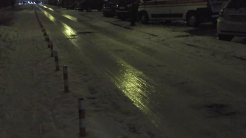 Ввечері киян чекав ще один погодний "сюрприз" - вулиці міста перетворилися на справжній каток. Фото: instagram.com/nmogorytcheva/