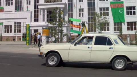 ​Власти Туркмении негласно запретили ввоз в страну черных автомобилей