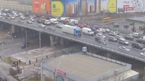 Момент падіння стовпів на Шулявському мосту. Скриншот відео