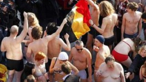Півсотні молодих людей роздяглися до трусів.