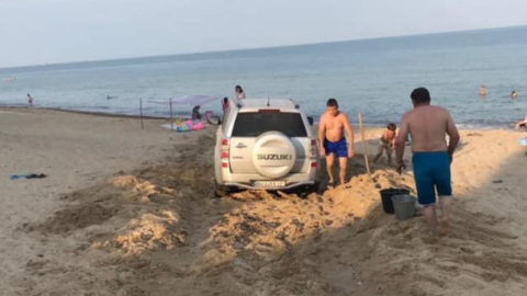 Одесит заїхав на пляж, але не зміг виїхати. Фото: Микола Пундик