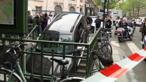 Застряглу на вузьких сходах машину відразу витягнути не вдалося.