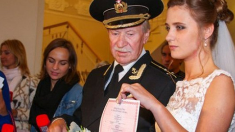 84-летный советский актер узаконил свою любовь с 24-летней студенткой