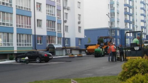 ​В Киеве ремонтники уложили асфальт вокруг Bentley