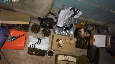У Національній академії аграрних наук України знайшли схованку зі зброєю. Фото: СБУ
