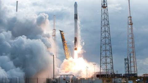 Сьогодні NASA відправить на МКС корабель Dragon з продовольством: старт відклали через цвіль харчових батончиків