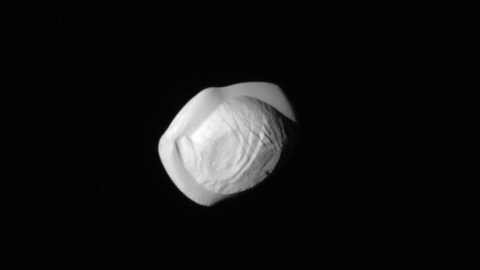 Космический пельмень: NASA показало снимки спутника Сатурна, по форме похожего на равиоли