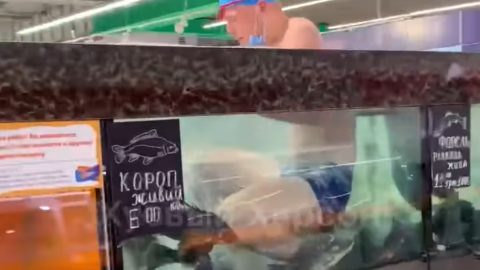 У Херсоні чоловік плавав в акваріумі з коропами в супермаркеті. Скріншот: facebook/Херсон і околиці
