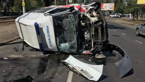 Скорая перевернулась в результате столкновения Фото: Нацполиция Одесской области