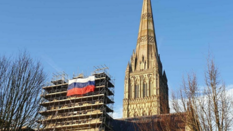 Прапор Росії на будівельних лісах собору в Солсбері. Фото: Spire FM