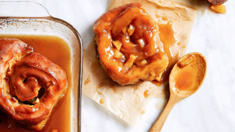 Булочки с яблоками. Фото: tastingtable.com