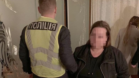 Затримана за підозрою в організації міжнародного каналу торгівлі людьми жінка. Фото: Нацполіція