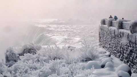 Холода превратили водопад в "замерзший, сверкающий рай". Фото: Instagram @punkodelish