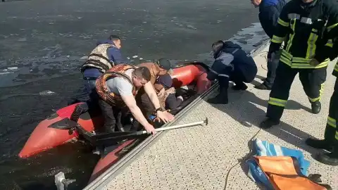 Спасатели вытащили рыбака на берег. Фото: ГосЧС в Киеве