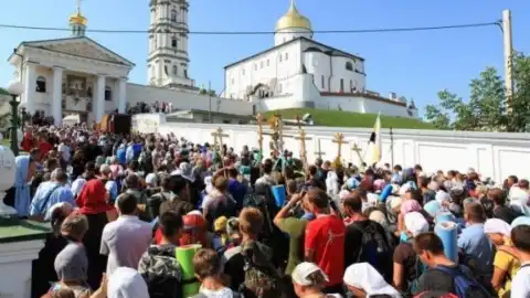 Верующие из Польши, Беларуси и Украины вышли крестным ходом к Почаевской лавре, - УПЦ