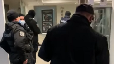 Полиция в спортклубе "5 элемент". Скриншот: facebook/UA.KyivPolice