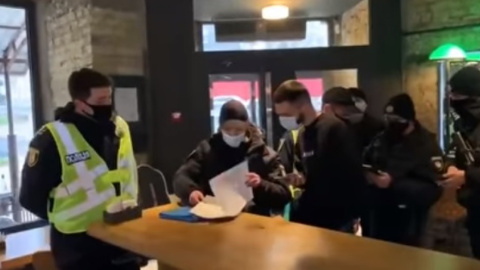 В Киеве оштрафовали ресторан из-за нарушения "карантина выходного дня". Скриншот видео