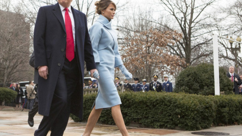 Небесно-голубой костюм отлично сидит на Меланье Трамп. Фото: Tatler