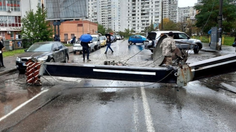 Упавший кран на Позняках в Киеве. Фото: Патрульная полиция Киева