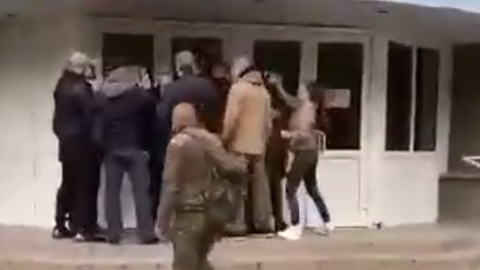 НАУ. Штовханина біля дверей. Скріншот відео
