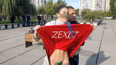 Активістка Femen без нижньої білизни зустріла Зеленського на виборчій дільниці