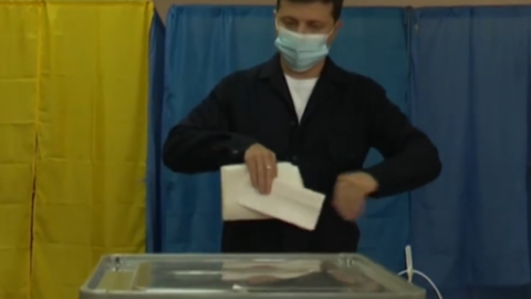 Зеленський з дружиною проголосували на місцевих виборах