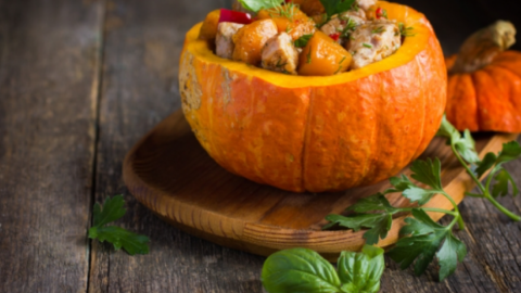 Запеченное в тыкве мясо с картофелем. Фото: depositphotos.com