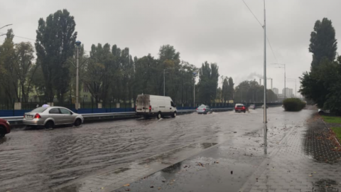 После масштабного ливня Киев "поплыл": залиты подземные переходы, транспорт не может проехать