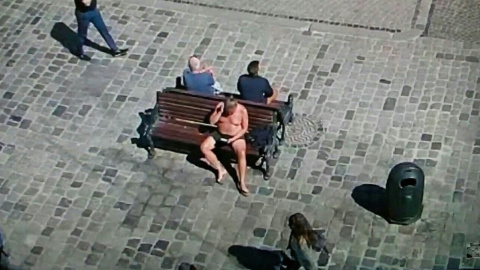 В центре Львова загорал турист. Фото: fаcebook.com/cityguardlviv