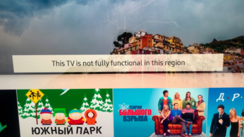 На экране телевизоров появляется надпись о том, что функции не доступны в этом регионе. Фото: vc.ru
