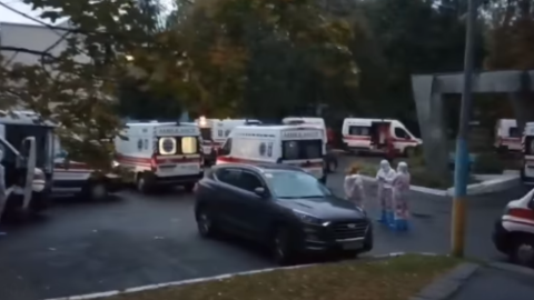 Черга з карет швидкої допомоги перед лікарнею в Києві. Скріншот відео