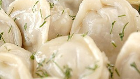 При огляді продуктової передачі правоохоронці виявили підозрілі пельмені.