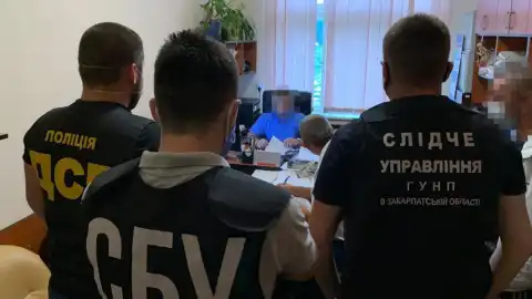 Правоохоронці проводять обшуки через придбання неякісних засобів захисту від коронавірусу. Фото Нацполіція