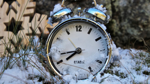 Часы в снегу. Фото: pixabay