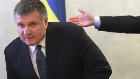 Аваков роздає зброю за сумнівною схемою, через яку обурюється Луценко