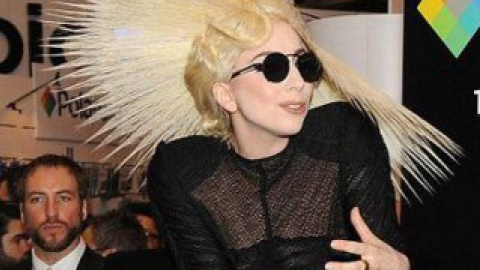 На шоу Little Monsters  Lady GaGa була в паперових трусах.