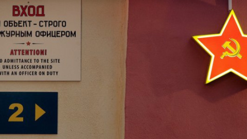 ​"Средневековье какое-то!": На анапском пляже в РФ, в женщину, которая не встала во время исполнения российского гимна, запустили камнем