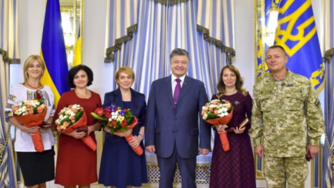 Учитель года-2016 (первая слева) теперь присматривает за 80-летним стариком в Лондоне. Фото: mukachevo.net