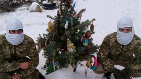 Украинские бойцы нарядили "военную" новогоднюю елку. Фото:  @IriskaVasiliska