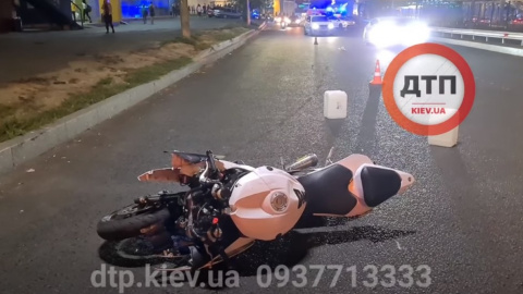 Ночью в Киеве мотоциклист сбил пешехода: в аварии погибли три человека
